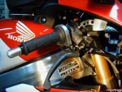 RC45QuickThrottleBrembo.JPG