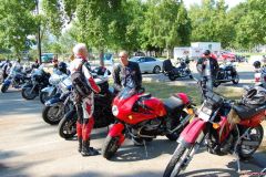 Chris, my ride buddy talking with a Moto Guzi rider