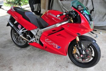 TheStig's VFR750 with RC51 front end.