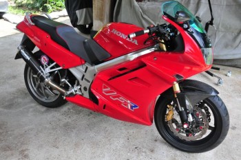 More information about "TheStig's VFR750 with RC51 front end."