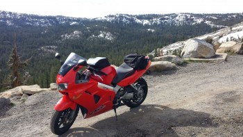 Carson Pass (CA88), snow on the mountains