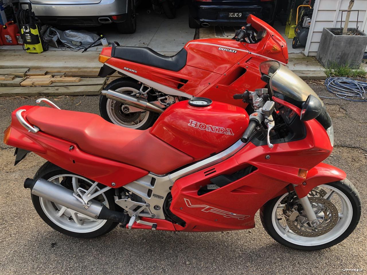 VFR 750 F (M) 1991 Italian Red and Italian Ducati 906 Paso 1990